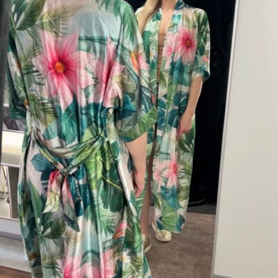 Flora viskooshõlst, hele põhi roheliste lehtede ja roosade hibiskustega